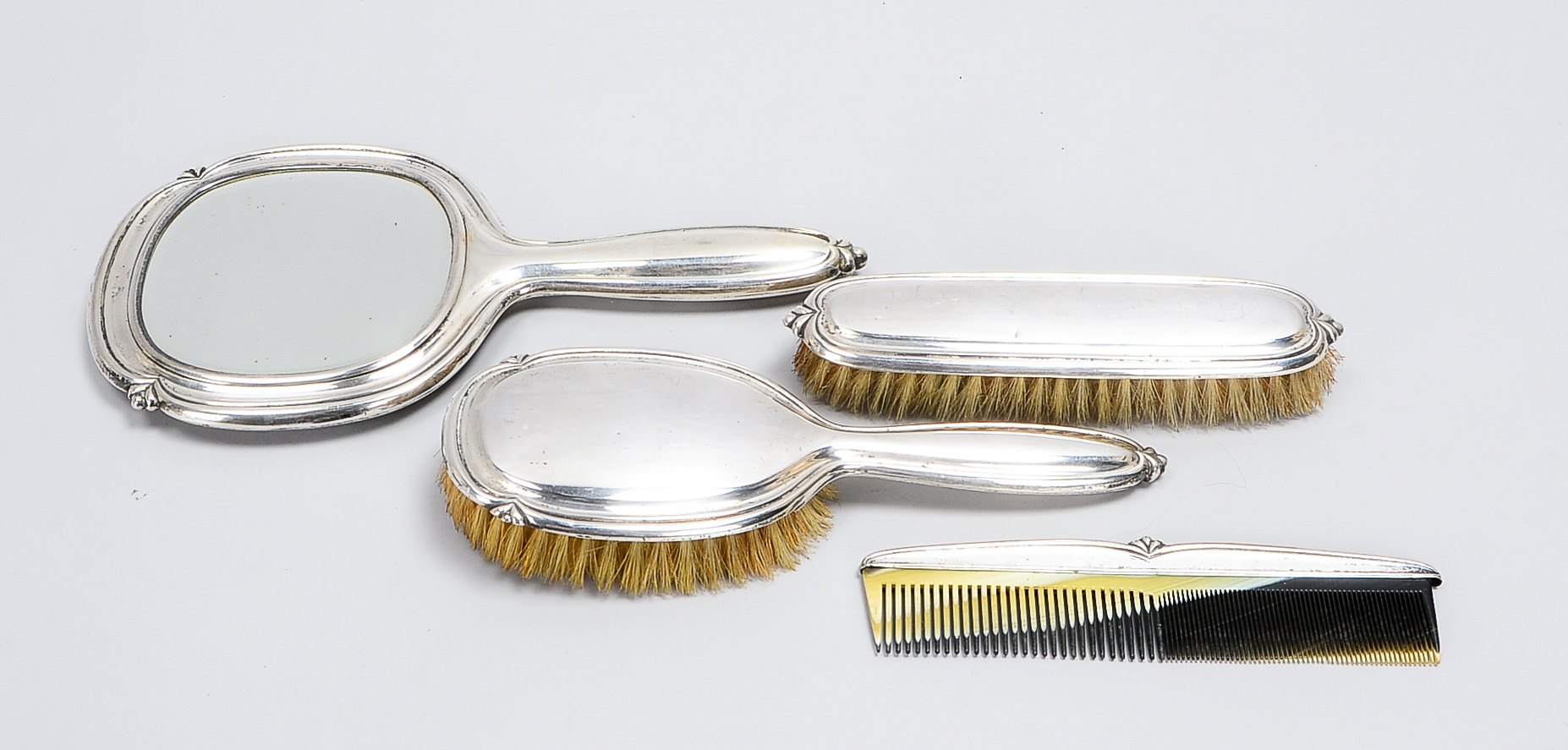 Koch & Bergfeld, Toiletten-Set, 830 Silber, 4-teilig: Spiegel, 2x Bürsten und Kamm
