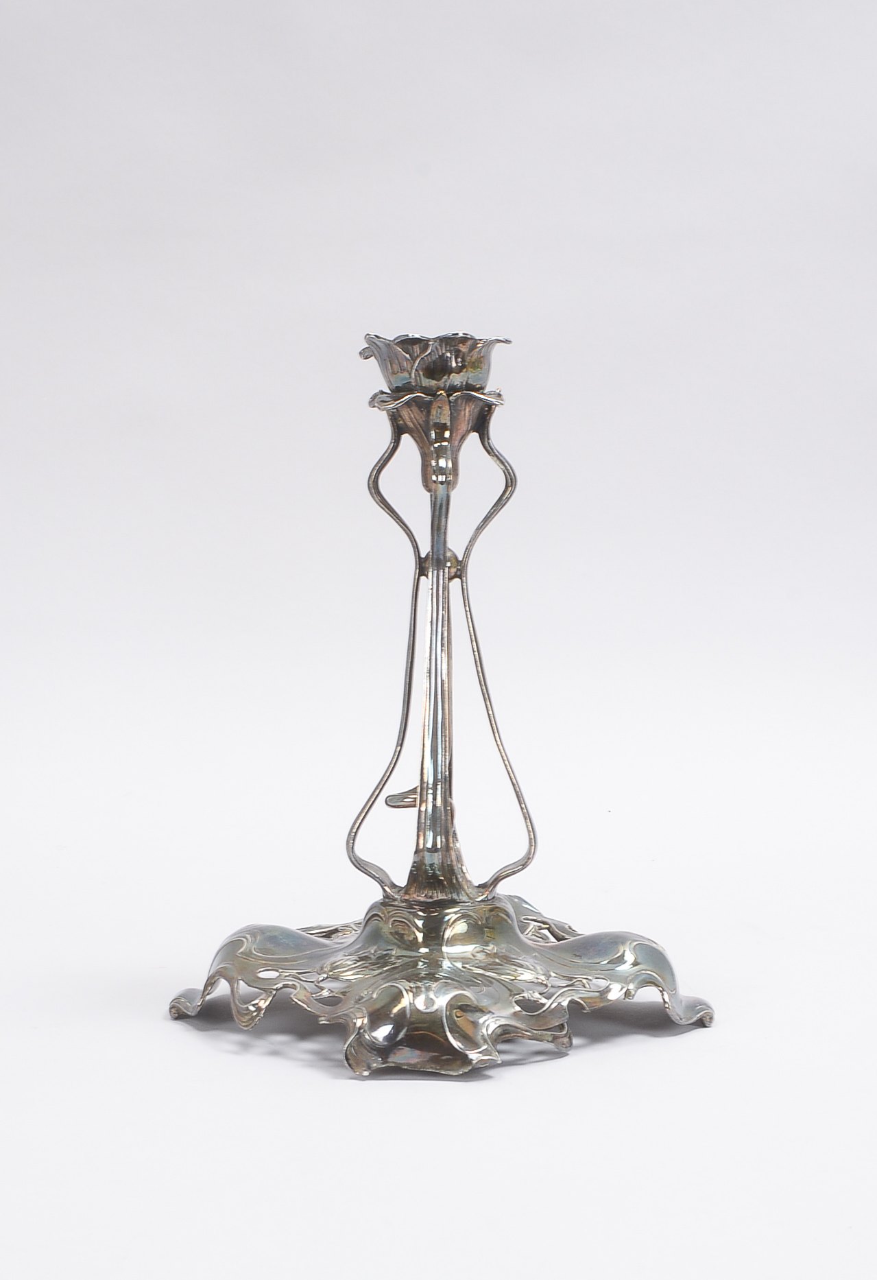 Tischleuchter (Jugendstil), versilbert, 1-flammig, auf Vierfußstand; Höhe 26 cm (einzelner Fuß mit k