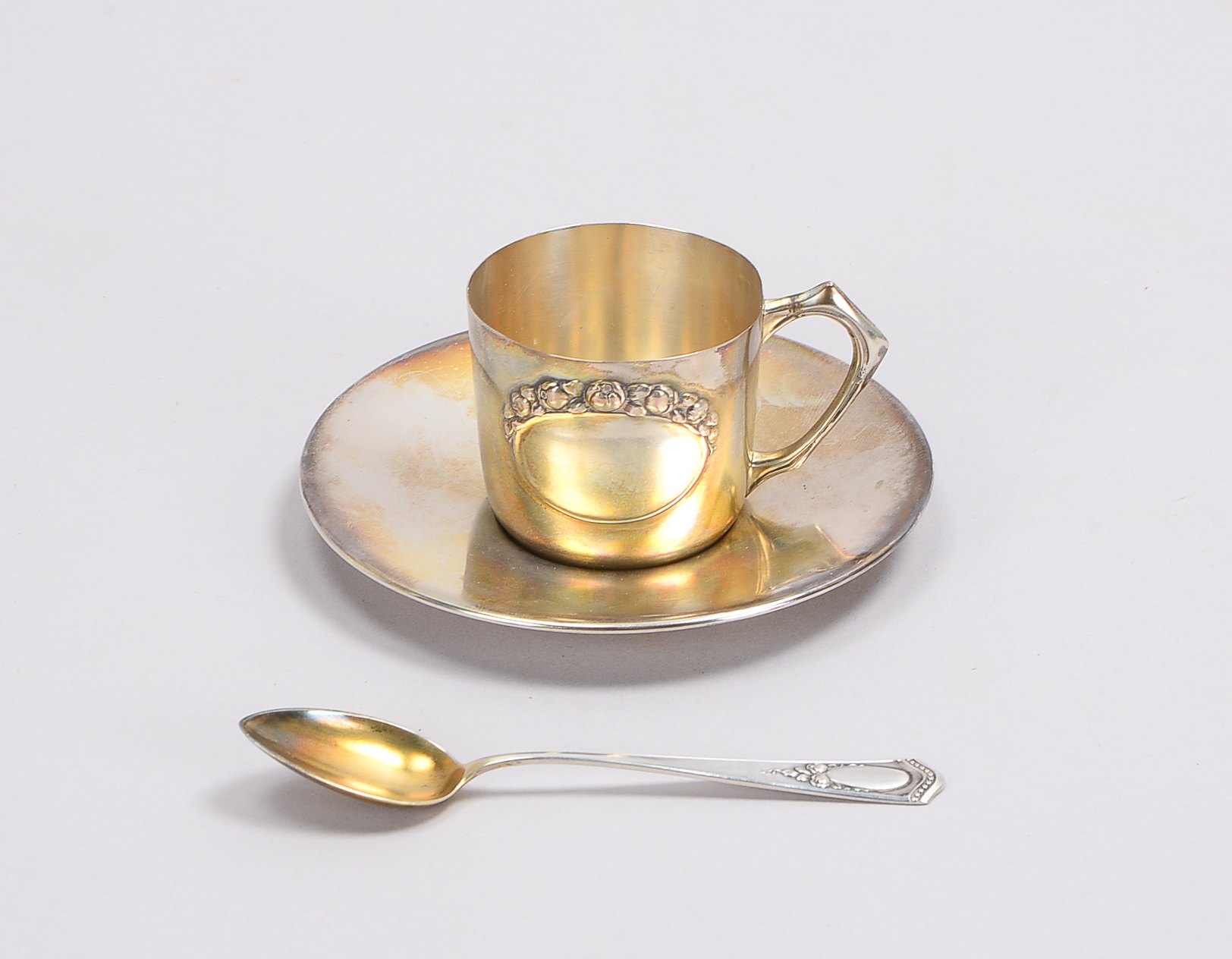 Taufgeschirr (Juweliersarbeit, um 1900), 800 Silber (mehrfach punziert), 3-teilig: kleine Tasse auf