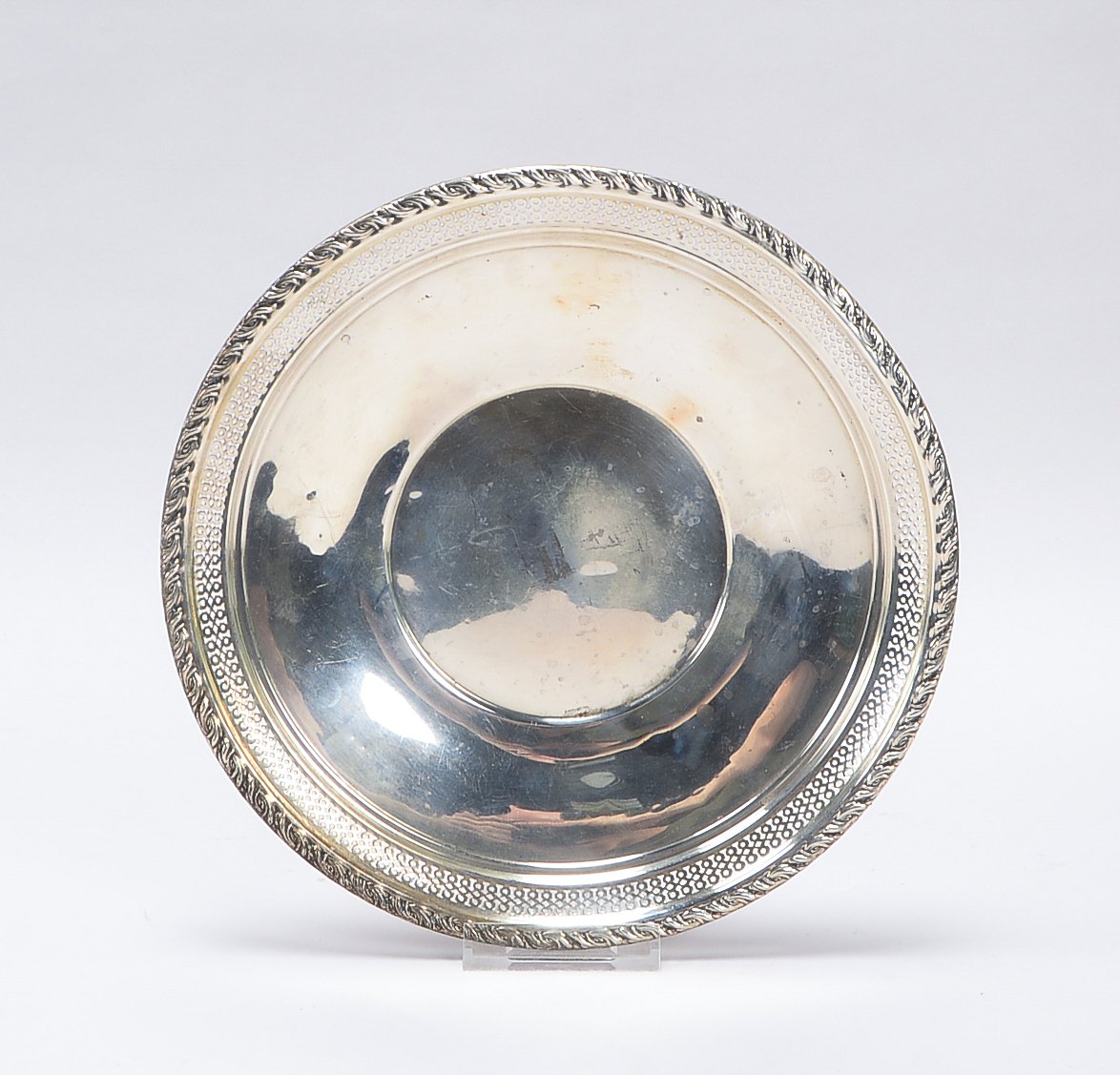 Kleiner Silberteller, 925 Sterling Silber, Durchbruchrand mit Reliefdekor; Durchmesser Ø 24 cm, Gewi