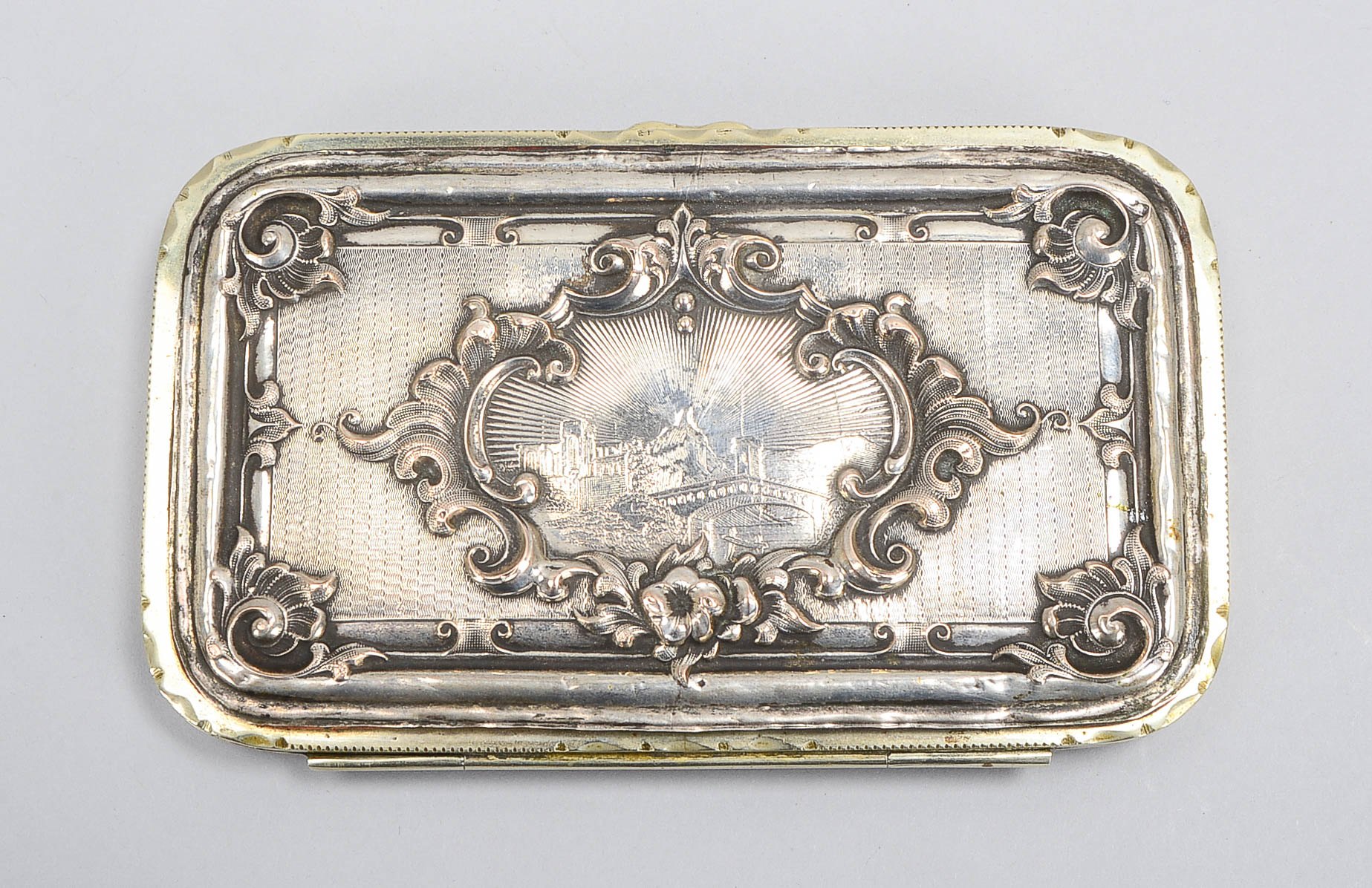 Visitenkartenetui, klappbar, 2 Fächer innen, Silberauflage, 1 Seite mit Lederprägung; Maße ca. 15 x