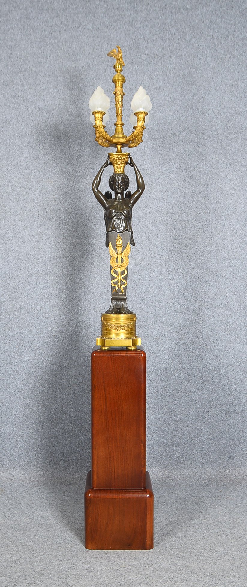 Empire-Girandole (um 1900 - in Stil von Pierre-Philippe Thormire), Bronze, 4-flammig: Darstellung ge