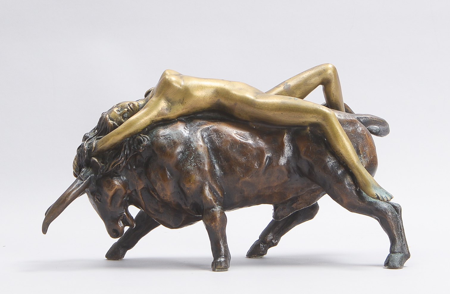 Bronze-Skulpturengruppe, 'Europa auf dem Stier', 2-farbige Bronze, Figuren unsigniert; Höhe 19 cm, L