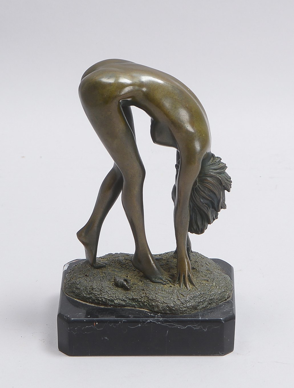 Kleine Bronzeskulptur, 'Gebückter weiblicher Akt', Figur auf Marmorsockel; Höhe 19 cm