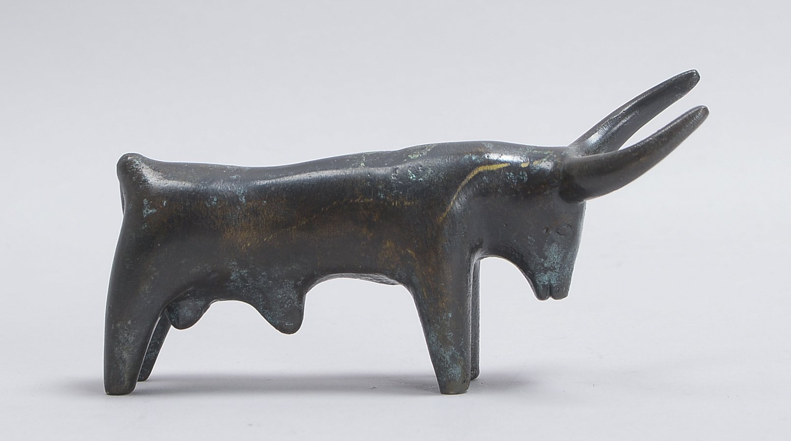 Kleinbronze, 'Stier', stilisierte Darstellung; Höhe 7 cm, Länge 13 cm