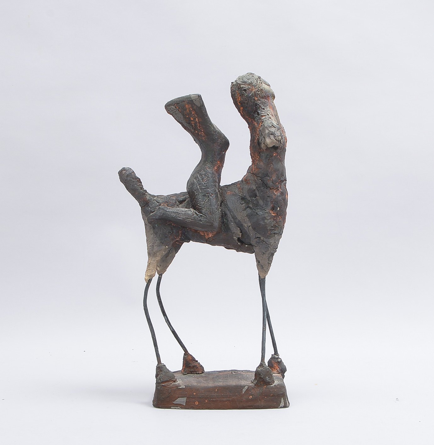 Keramikskulptur, 'Zentaur mit Reiterin', expressive Ausführung, auf Plinthe monogrammiert; Höhe 44 c