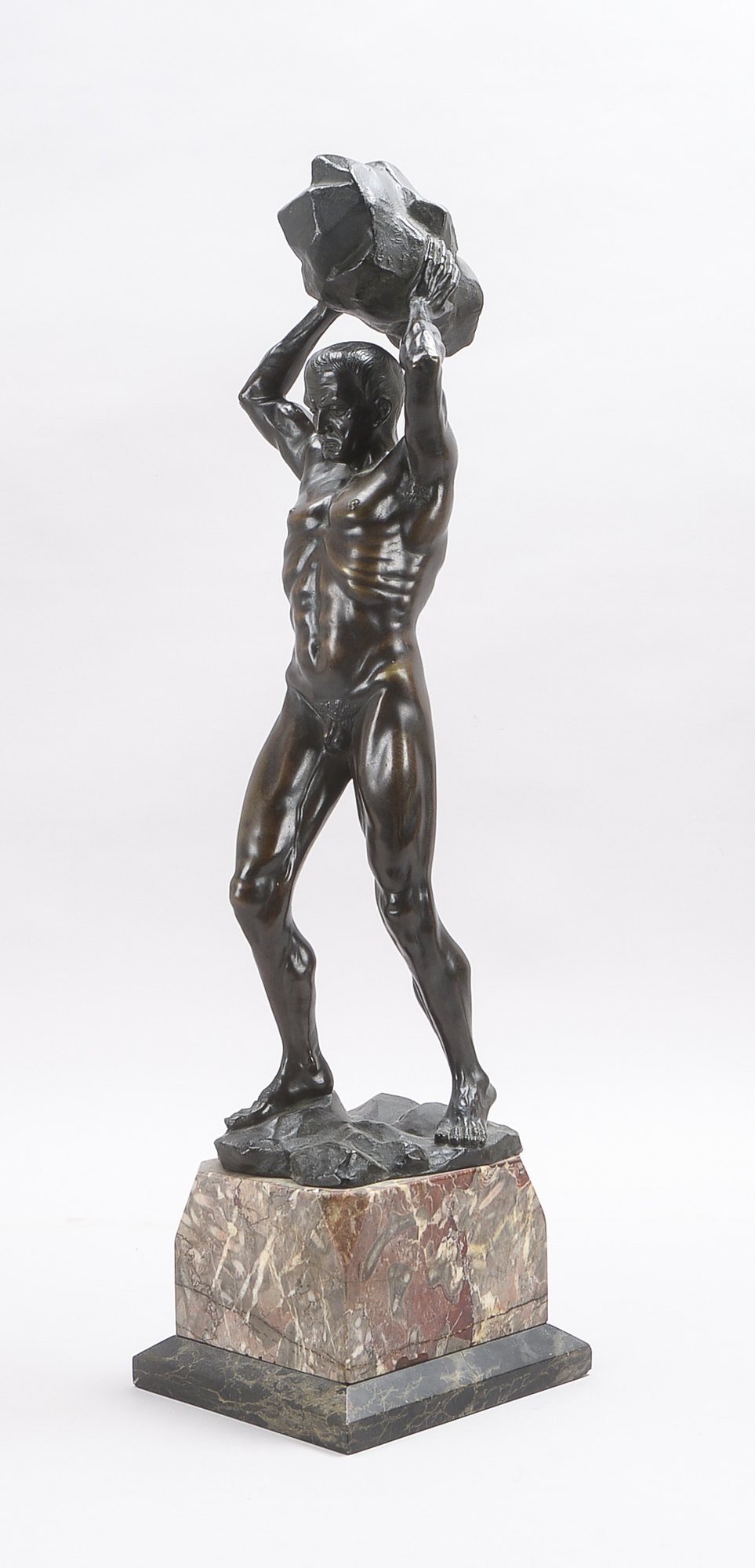 Henies, H. (Deuscher Bildhauer, tätig um 1910/20), Bronzeskulptur 'Der Steinwerfer', auf Plinthe sig