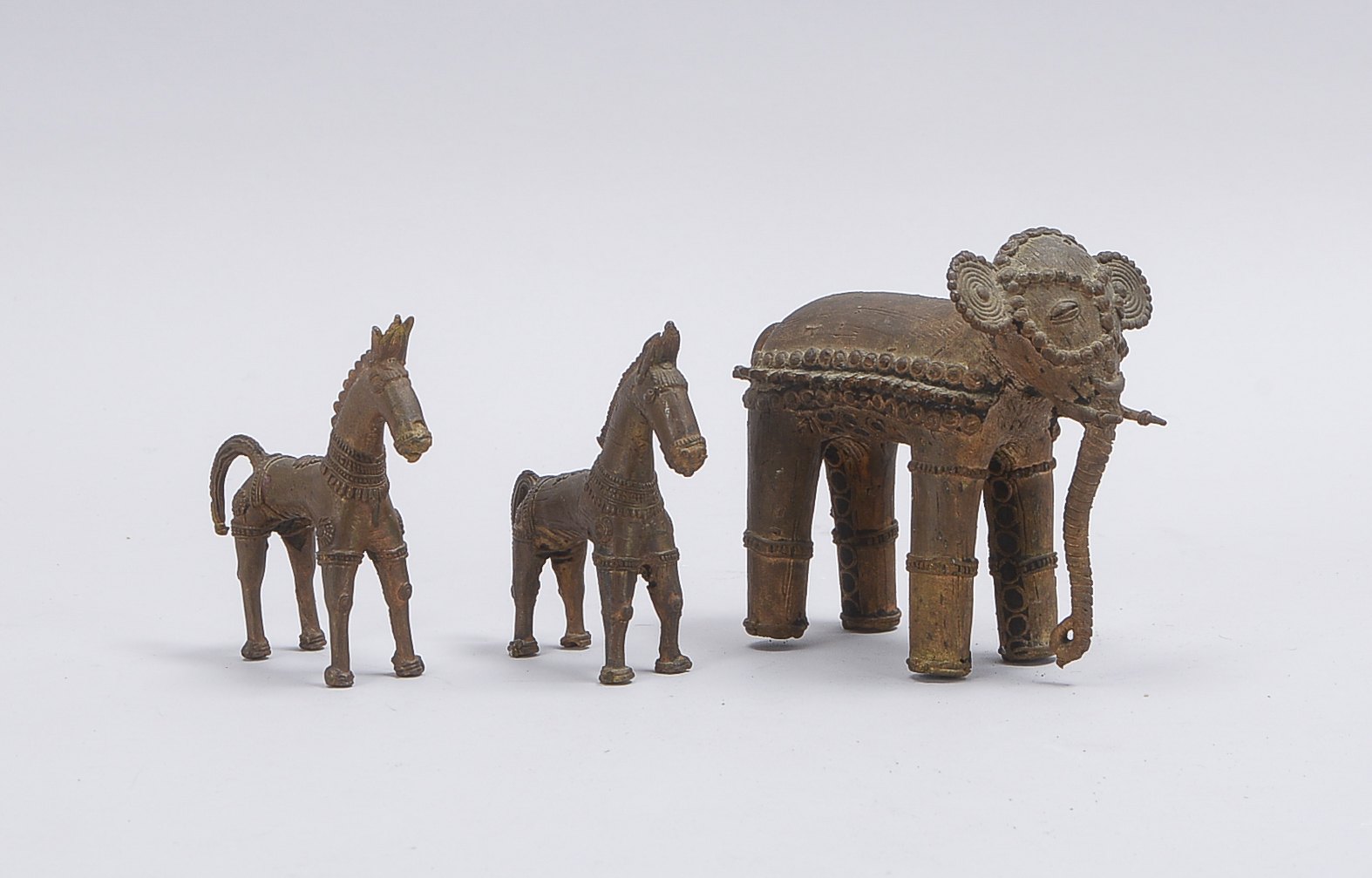 Kleines Bronzefiguren-Sammlerkonvolut (Benin/Afrika), Tiermotive, 3 Stück: 1x 'Elefant', und 2x 'Pfe