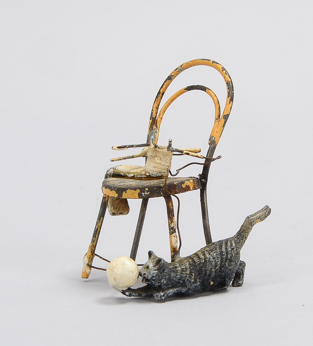 Feine Wiener Bronze, 'Spielende Katze mit Strickzeug'; Höhe 6 cm