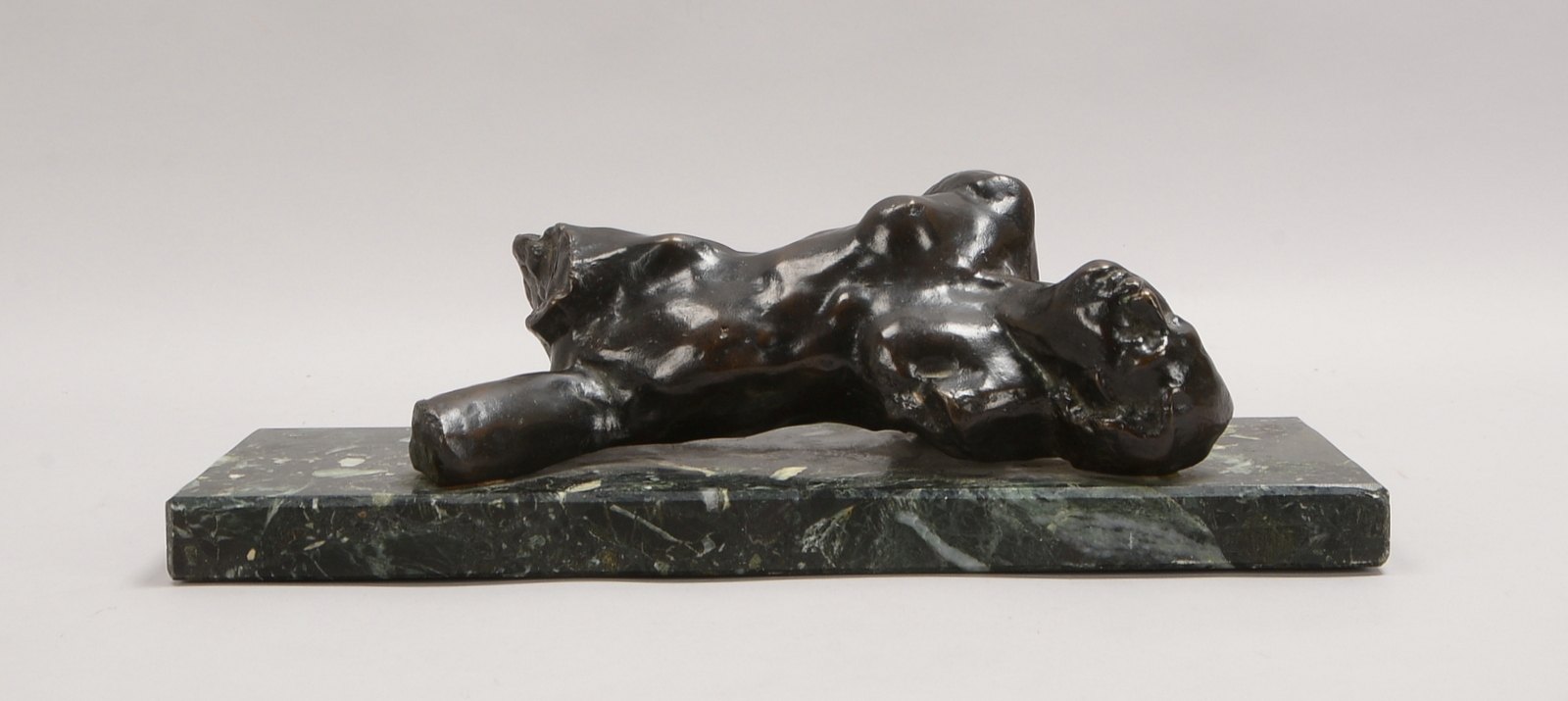 Rodin, Auguste (1840 Paris - 1917 Meudon), Bronzefigur, 'La Martyre' - liegender weiblicher Torso (n