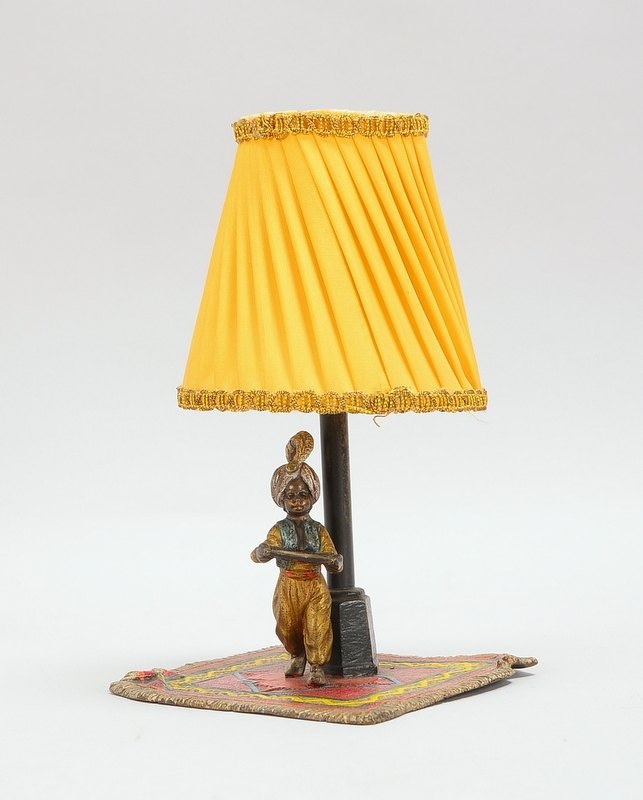 Kleine Tischlampe mit 'Wiener Bronze', 'Kolonialfigur, einen Brief servierend, auf Orientteppich', e