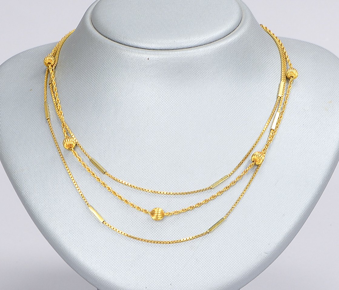 Halskette, 585 GG (gestempelt), 3-reihig, teils mit Zwischenelementen/Kugeln und Stäbe; Länge 40 cm,