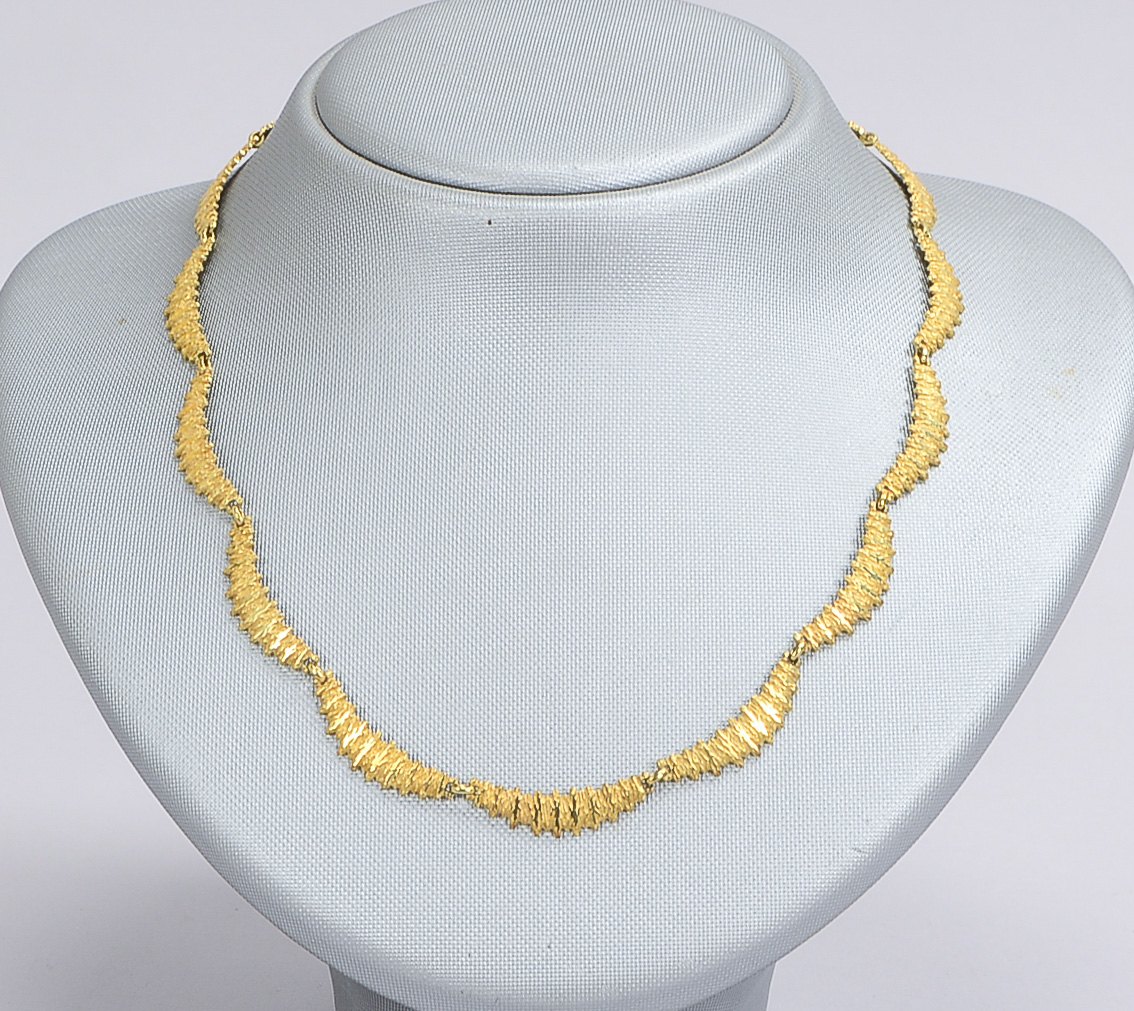 Collier, 585 GG (gestempelt), strukturierte sichelförmige Glieder, mit Federringsschließe; Länge 42