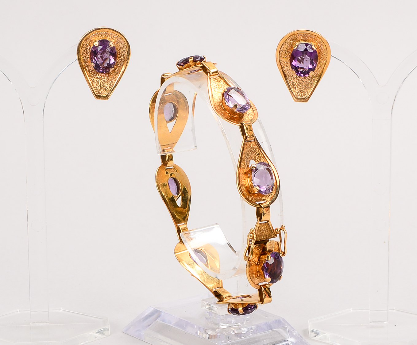 Schmuckset, 750 RG (geprüft), Amethystenbesatz, bestehend aus: Armband und Paar Ohrclips; Länge Armb