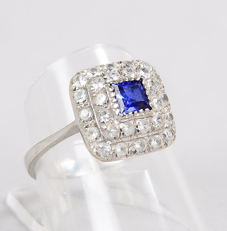 Art déco-Ring, 585 WG (gestempelt), besetzt mit einem Saphir und Zirkonenentourage(?); RG 56, Gewich