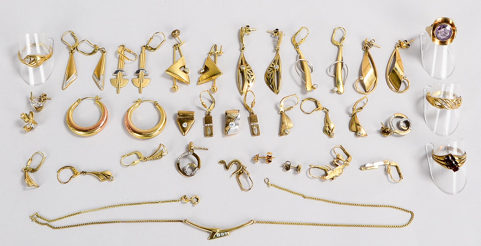 Interessantes Schmuckkonvolut, 333 GG (gestempelt), überwiegend Ohrschmuck (15 Paare), 4x Ringe, 2x