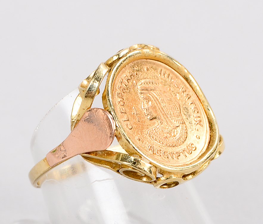 Ring, 585 GG (gestempelt), besetzt mit einer Gedenkmünze 'Cleopatra Imperatrix Aegyptus'; RG 54, Gew