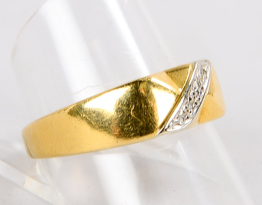 Ring, 750 GG/WG (geprüft), besetzt mit 5x kleinen Diamanten; RG 62, Gewicht 4,30 g