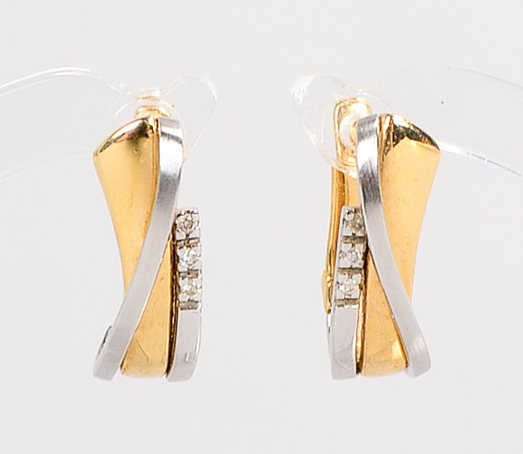 Paar Ohrstecker, 585 GG/WG (gestempelt), je mit 3x kleinen Diamanten besetzt; Gewicht 3,10 g