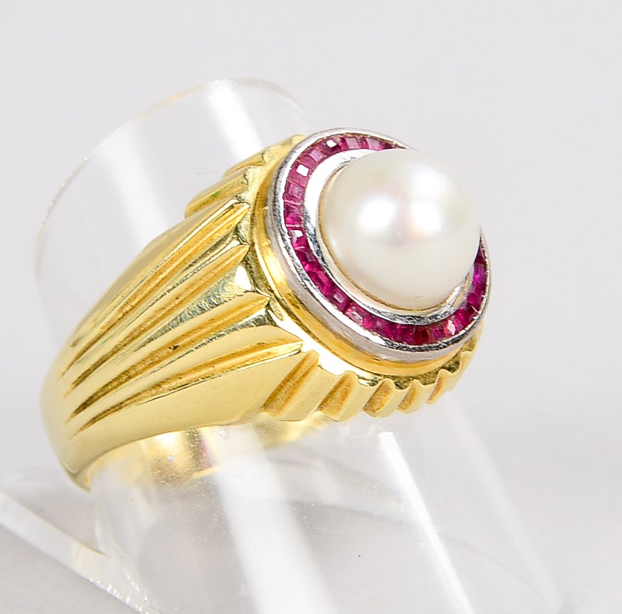 Ring, 585 GG (gestempelt), besetzt mit Perle und Rubinentourage; Gewicht 7,80 g