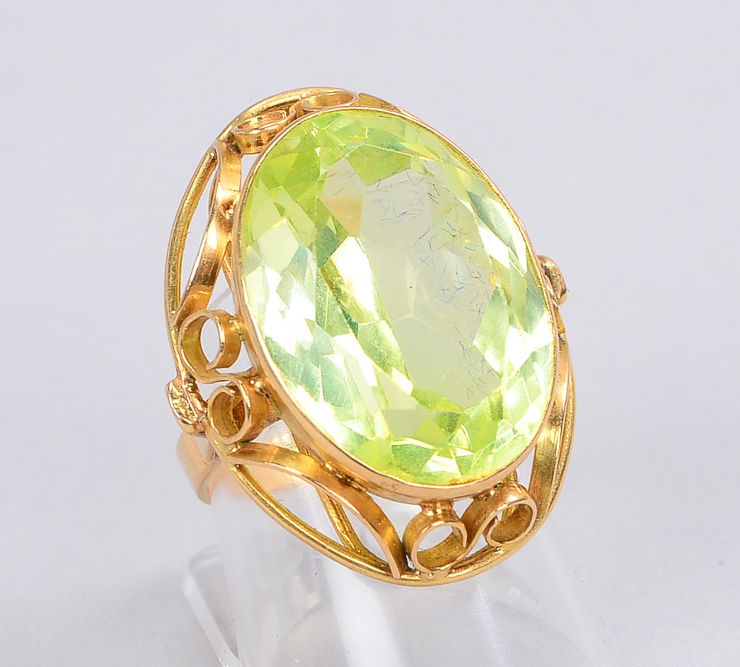 Ring, 585 GG (gestempelt), besetzt mit einzelnem Spinell, facettierter Stein im Ovalschliff, Farbe G
