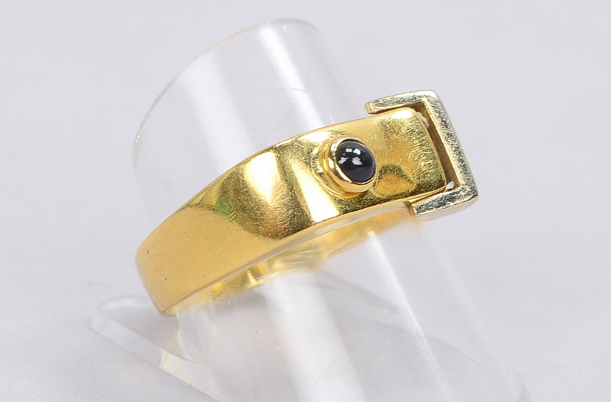 Ring, 750 GG (gestempelt), besetzt mit einzelnem Saphir, Stein im Cabochonschliff; RG 60, Gewicht 8,