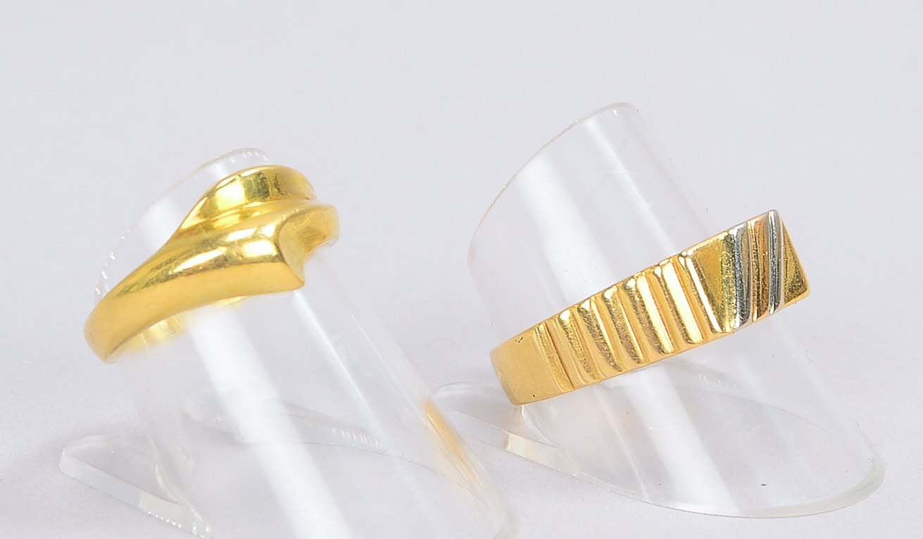 2 Ringe, 750 GG/WG (gestempelt), jeweils mit profilierter Ringschiene; RG 62 und RG 53, Gewicht 9,40