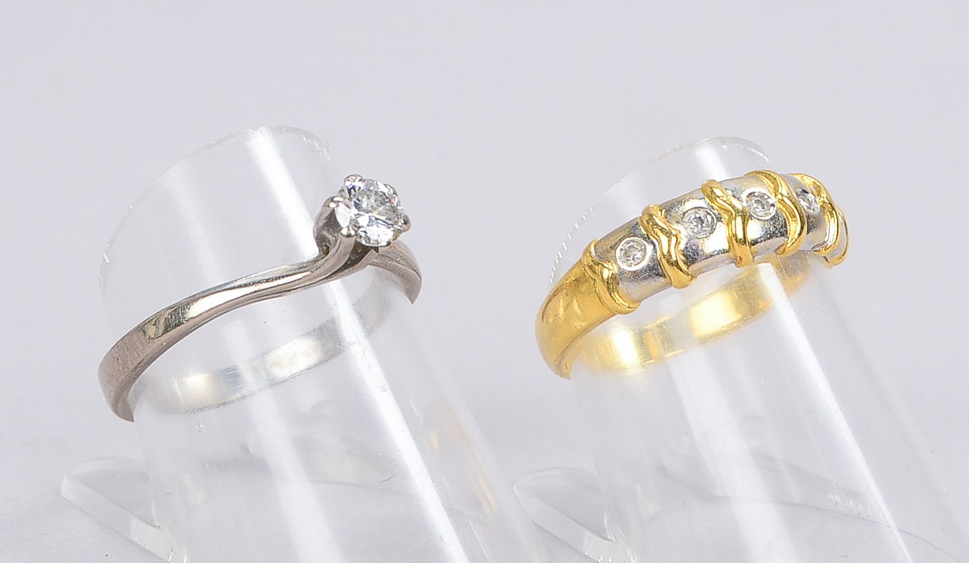2 Ringe: 1x 750 WG (gestempelt), besetzt mit einzelnem Brillant von ca. 0,30 ct; und 1x 750 GG/WG (g