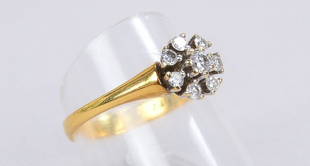 Ring, 750 GG/Wg (gestempelt), besetzt mit 8x kleinen Brillanten; RG 56, Gewicht 3,10 g