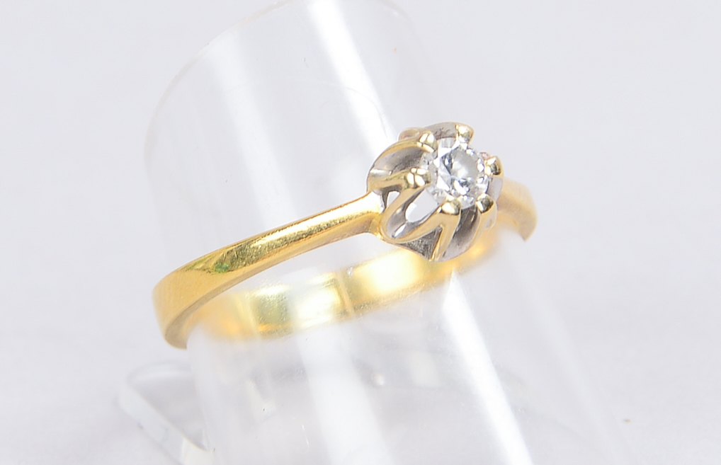 Ring, 750 GG/WG (gestempelt), besetzt mit einzelnem Brillant von ca. 0,20 ct; RG 58, Gewicht 3,20 g