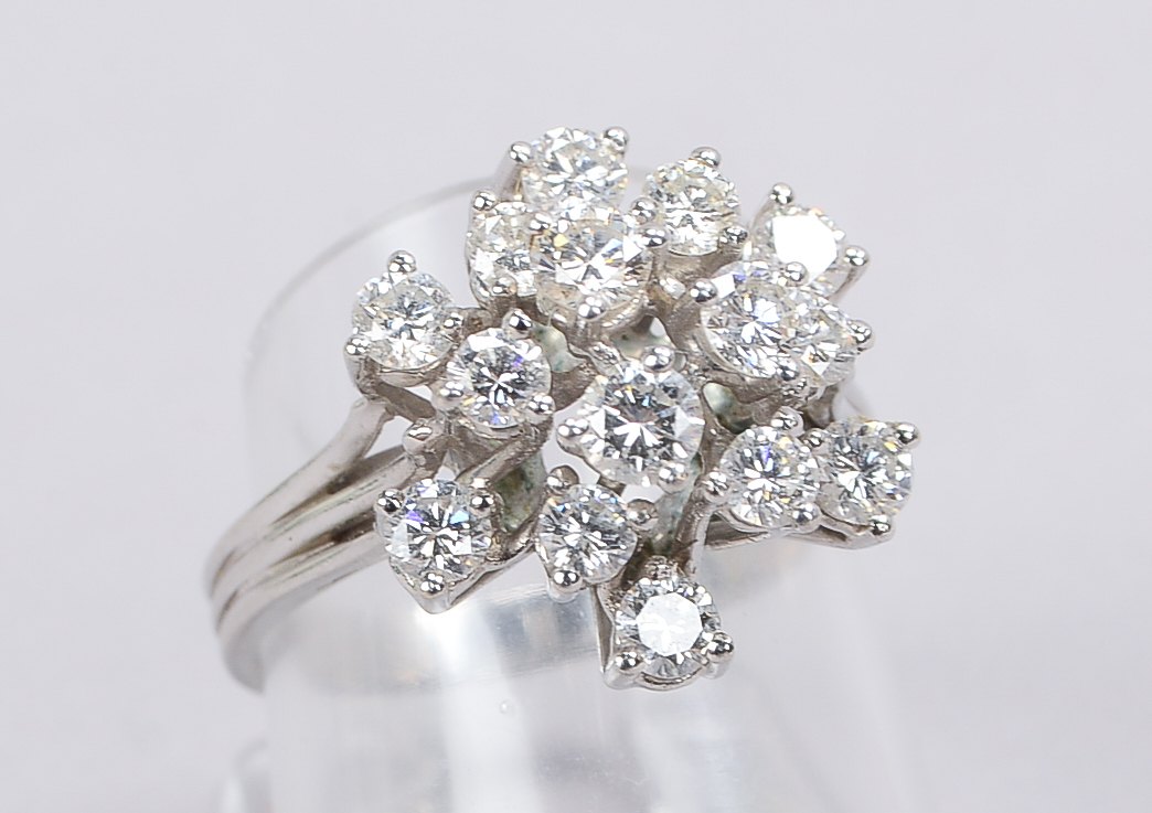 Ring, 585 WG (gestempelt), besetzt mit 15x kleinen Brillanten/zusammen ca. 2,25 ct; RG 57, Gewicht 4