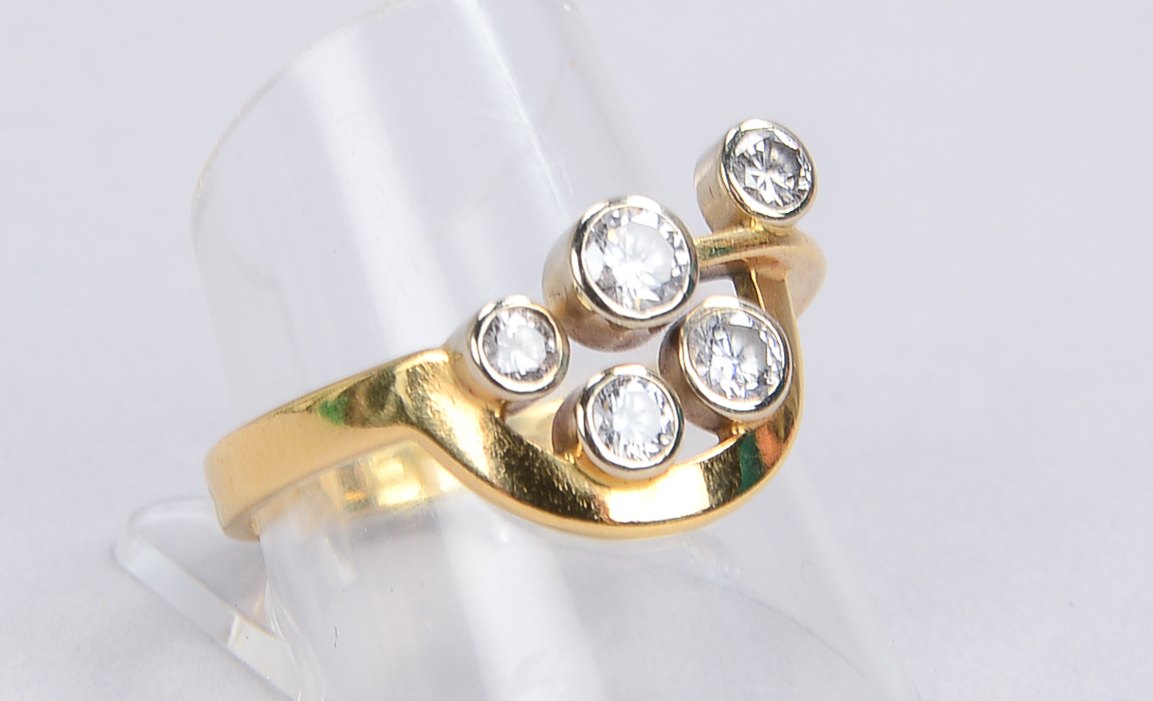 Ring, 585 GG/WG (gestempelt), besetzt mit 5x kleinen Brillanten/zusammen ca. 0,60 ct; RG 64, Gewicht