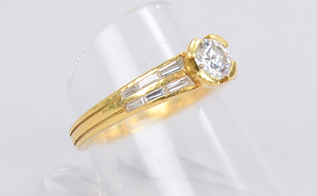 Ring, 750 GG (gestempelt), mit Brillantbesatz von 0,40 ct, 'Feines Weiß/Top Wesselton', lupenrein, u