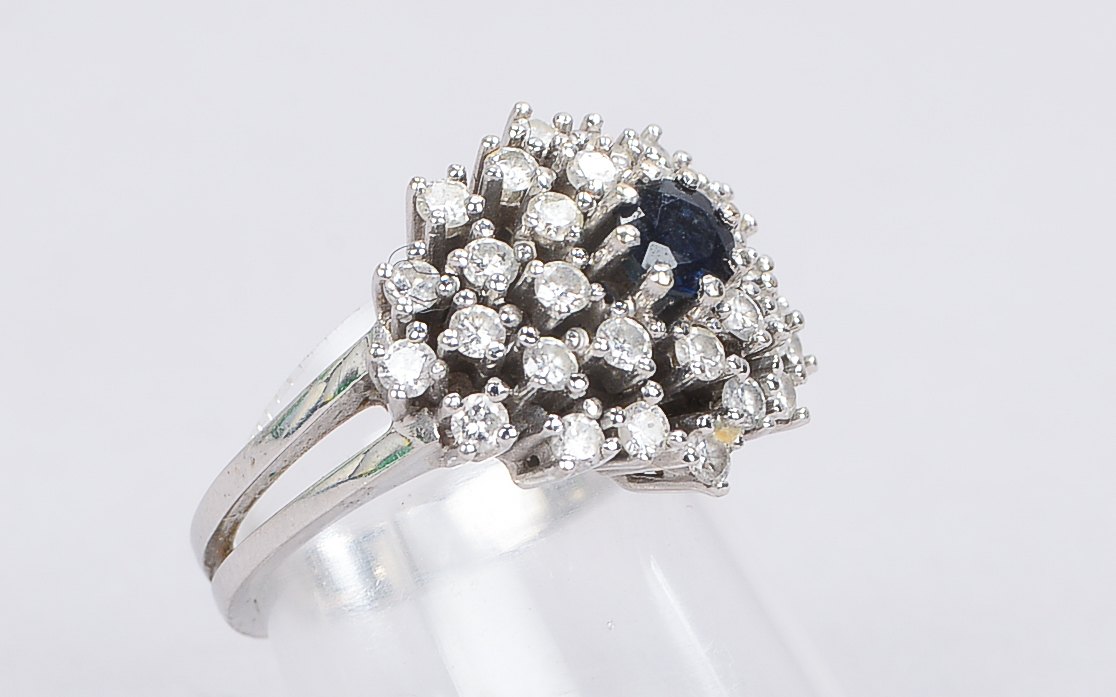 Ring, 585 WG (gestempelt), besetzt mit einzelnem Saphir, Stein mit einer Entourage aus Brillanten/zu