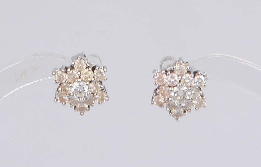 Paar Ohrstecker, 585 WG (gestempelt), jeweils besetzt mit 13x kleinen Brillanten; Durchmesser Ø 8 mm
