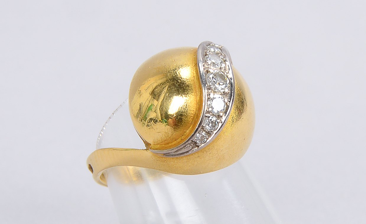 Ring, 750 GG (geprüft), mit 7-fachem Diamantbesatz/Steine verlaufend; RG 50, Gewicht 10 g