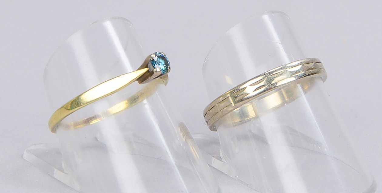 2 Ringe: 1x 585 WG, und 1x 585 GG, besetzt mit einzelnem Brillant von ca. 0,15 ct, Farbe Blau; RG je
