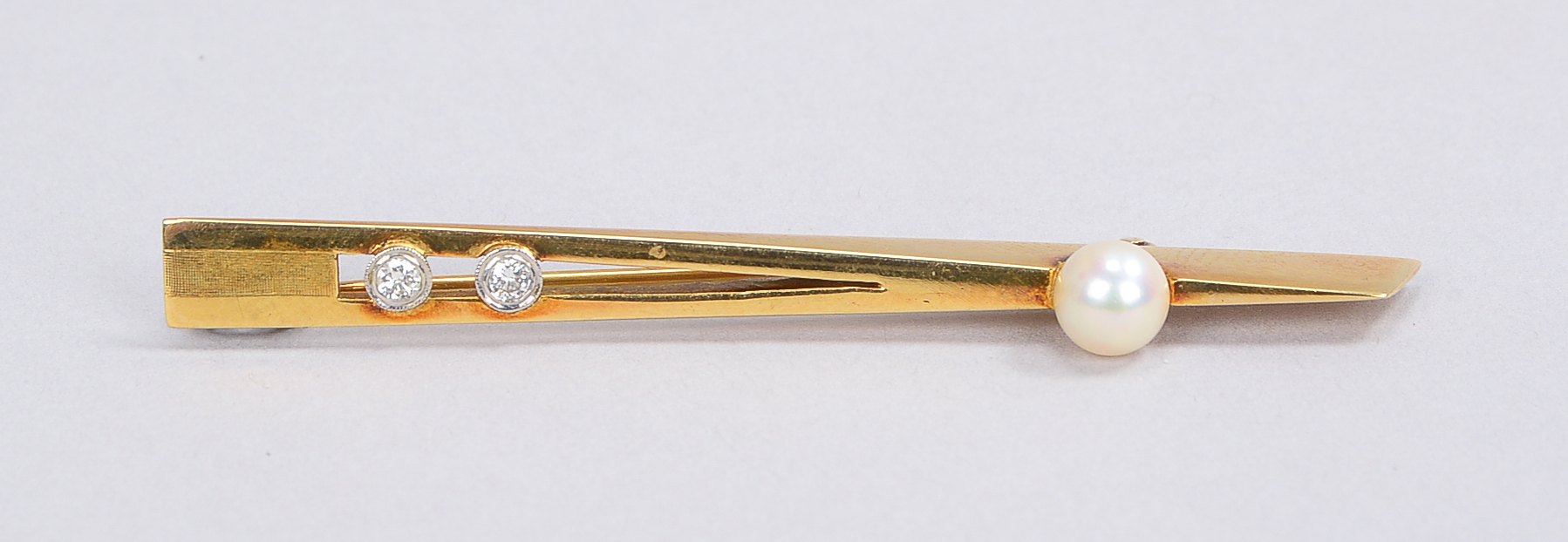 Stabbrosche, 585 GG (gestempelt), besetzt mit einzelner Perle und 2x kleinen Diamanten; Länge 6,5 cm