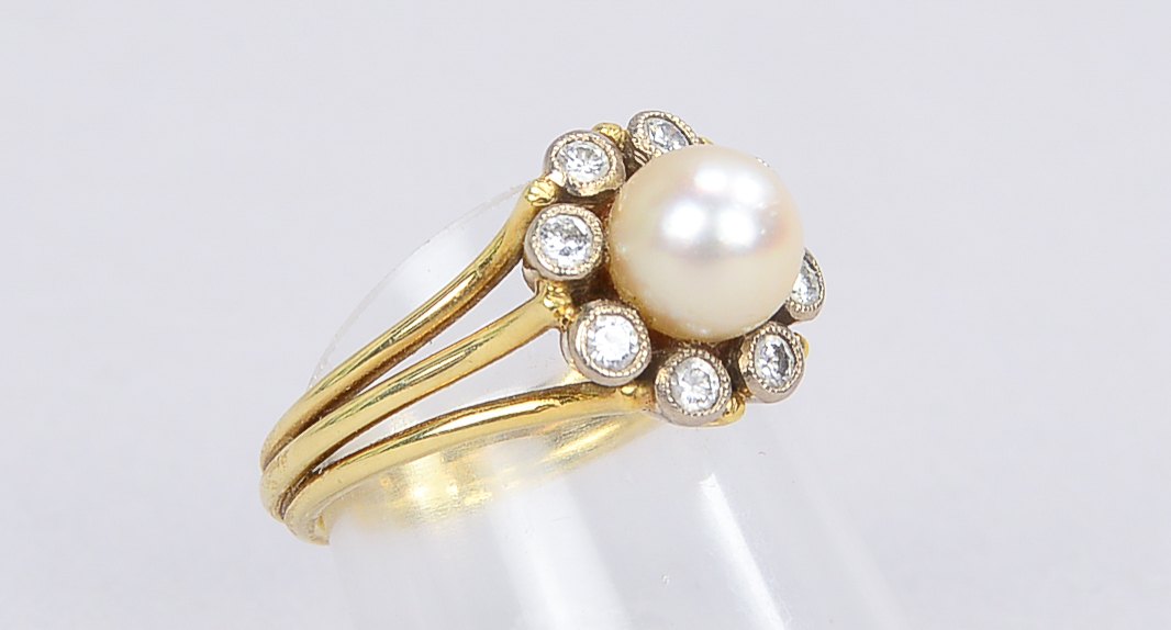 Ring, 585 GG (gestempelt), besetzt mit einzelner Perle, mit einer Entourage aus 8x Diamanten; RG 54,