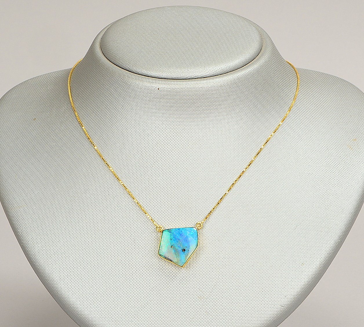 Collier (Goldschmiedearbeit), 750 GG (gest.), mit einer Boulder-Opal-Platte; Gew. 6,25 g