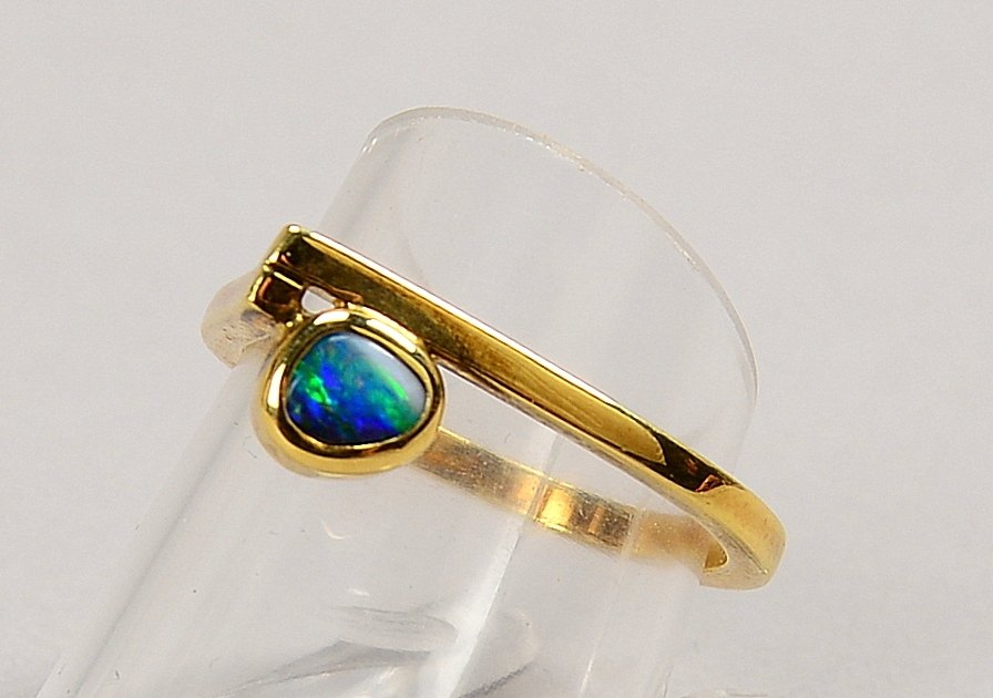 Ring (Goldschmiedearbeit), 585 GG (gest.), mit einzelnem Boulder-Opal; Gew. 3,10 g