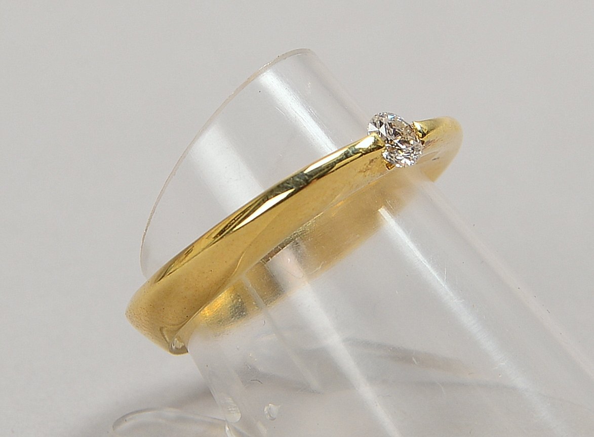 Ring (Goldschmiedearbeit), 585 GG (gest.), mit kl. Brillant/ca. 0,18 ct, 'Tw-Si'