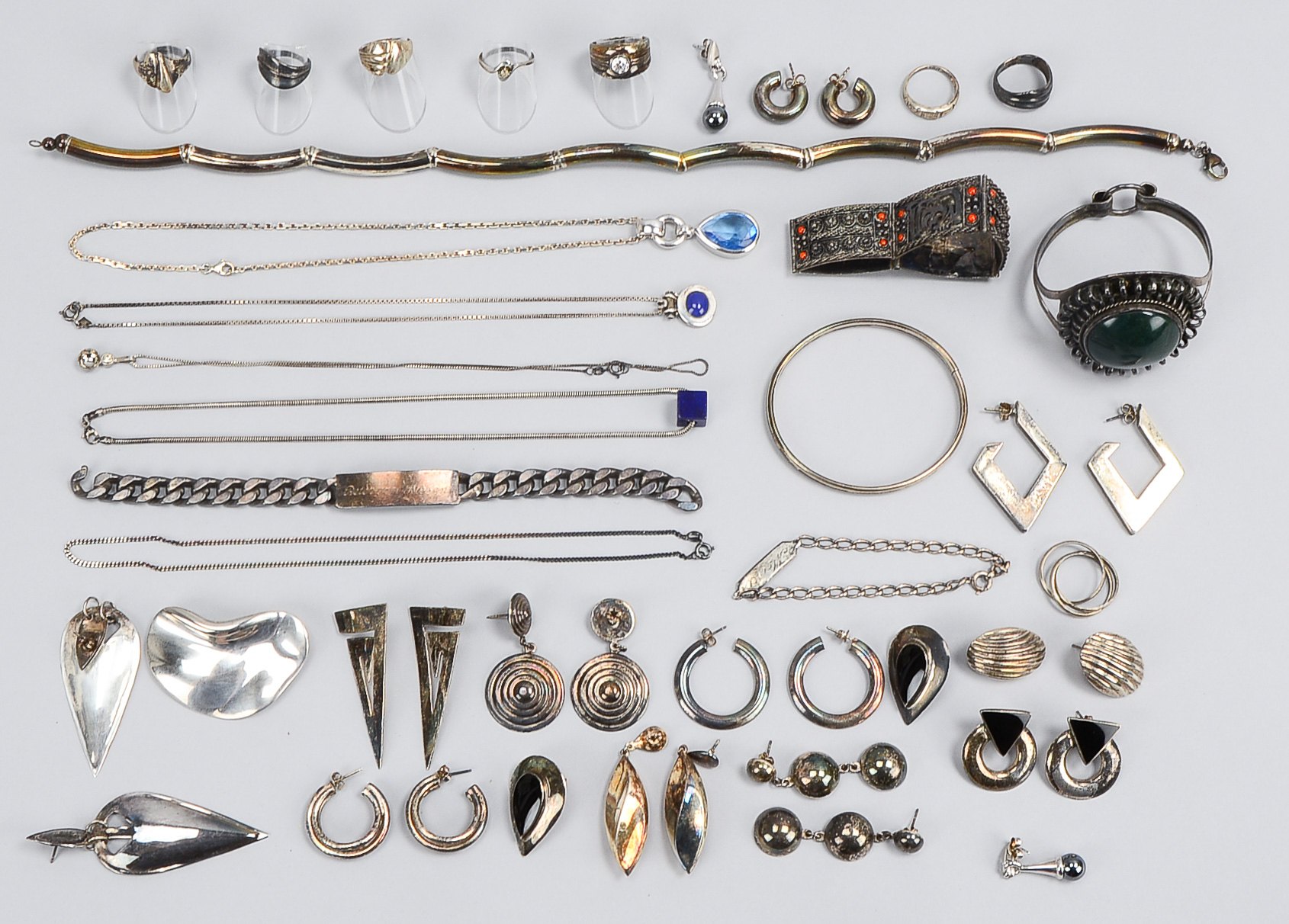 Großes Silberschmuck-Konvolut, verschiedene Silbergehalte und Teile: Ohrhänger, Halsketten und Ringe
