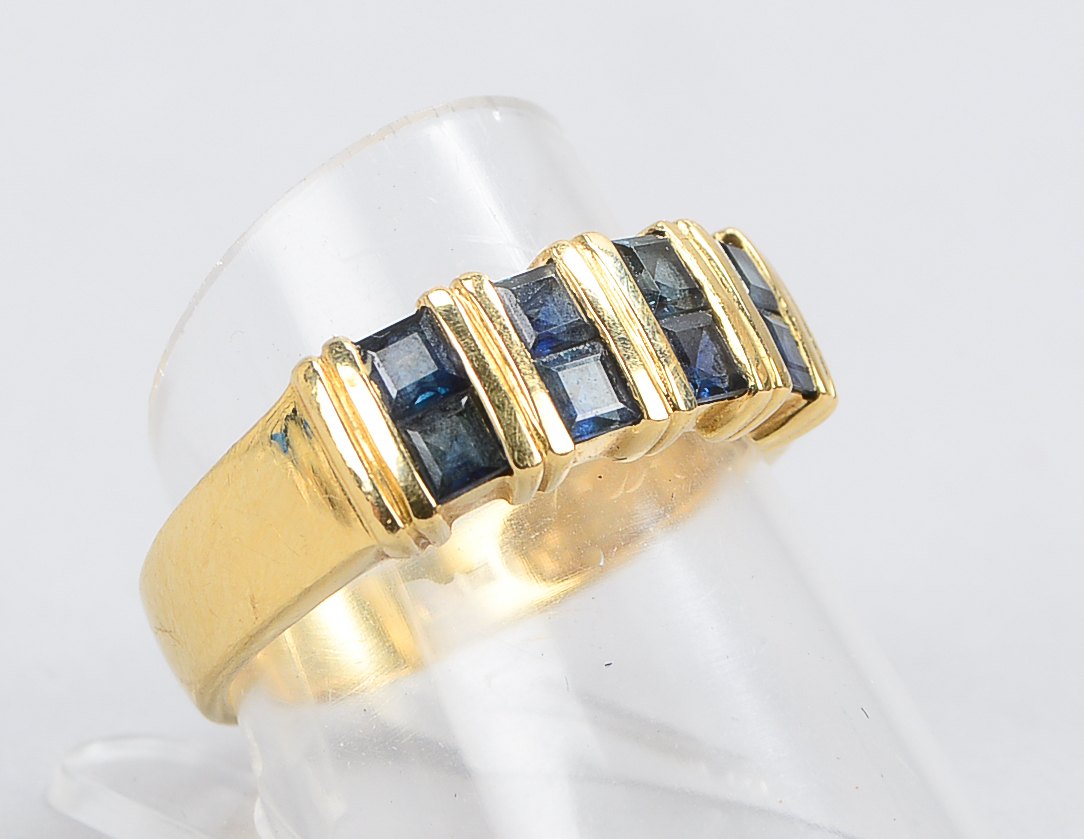 Ring, 585 GG, mit 4-fachem Saphirbesatz, Steine im Baguetteschliff; RG 57, Gewicht 3,70 g