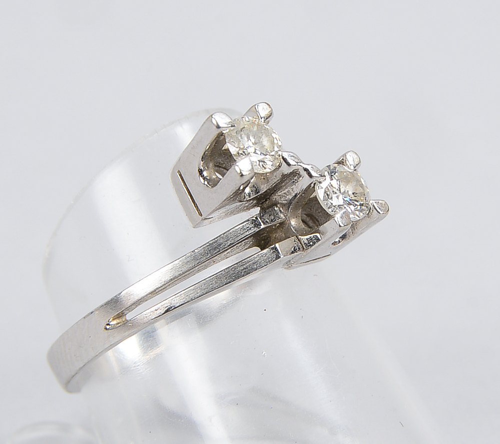 Ring, 585 WG (gestempelt), mit 2-fachem Diamantbesatz, Steine in Krappenfassung; RG 55, Gewicht 3,50