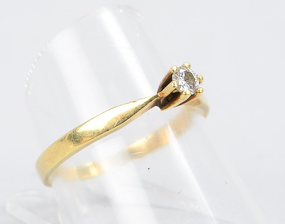 Ring, 585 GG (gestempelt), besetzt mit 1x kleinem Brillant, ca. 0,10 ct; RG 56, Gewicht 1,90 g