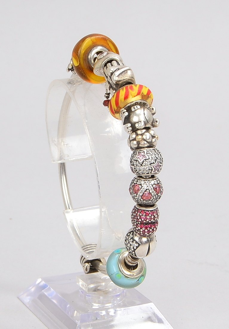 Armreif, Silber, Pandora-Ausführung, mit 13x Charms; Durchmesser/innen: Ø 6,6 cm, Gewicht 40 g
