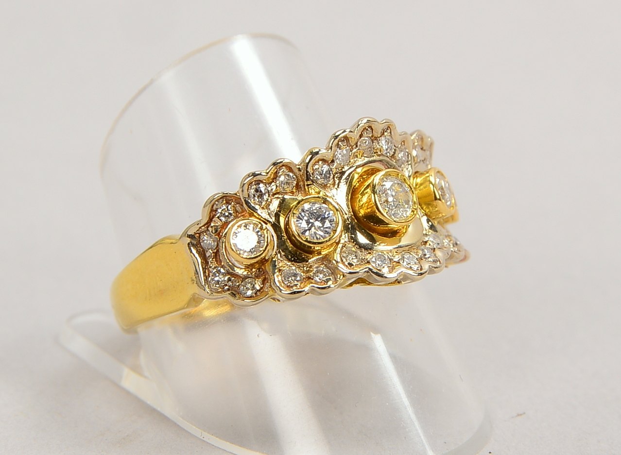 Ring, 750 GG (gestempelt), mit 31-fachem Diamantbesatz; RG 62, Gewicht 7,70 g