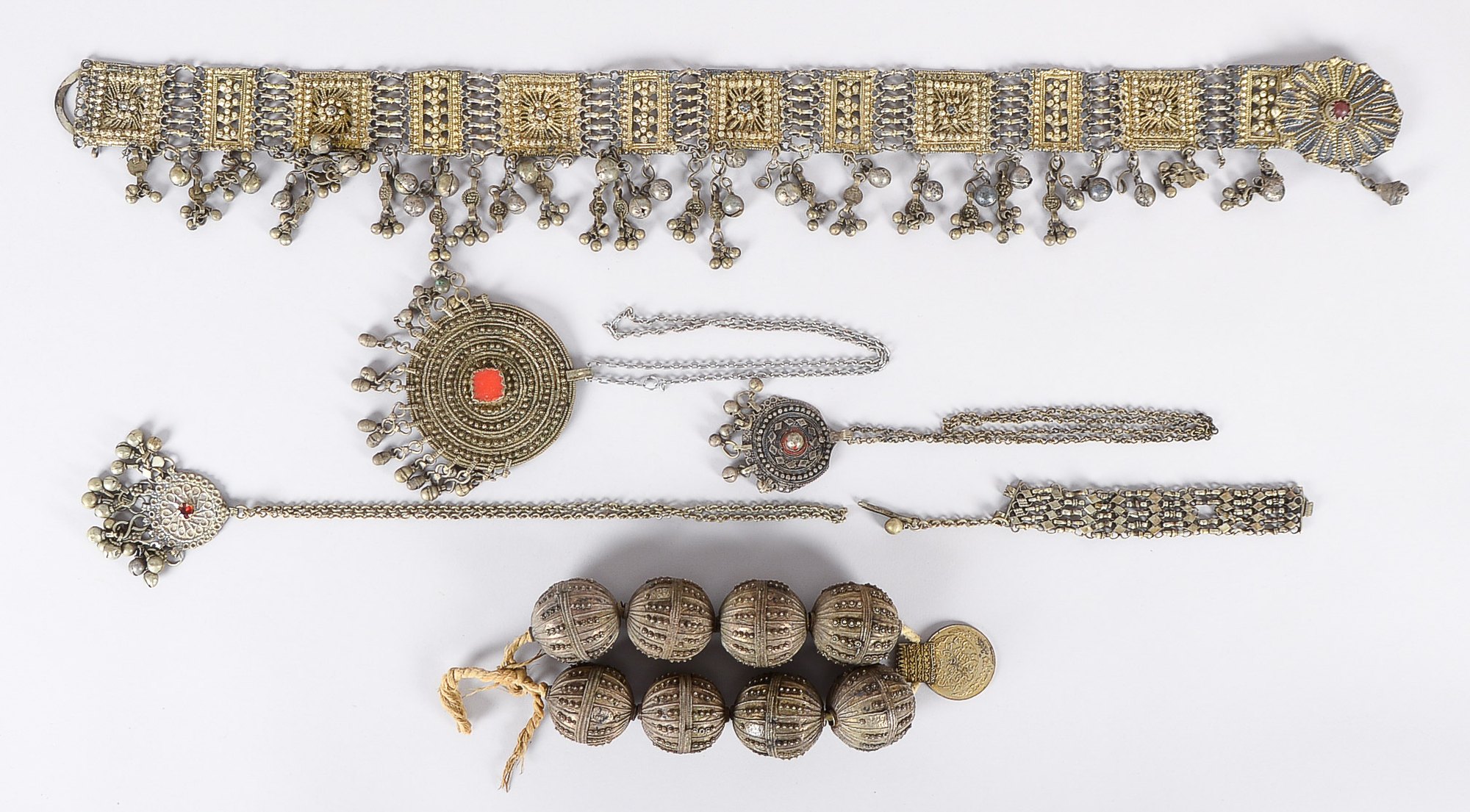 Traditionsschmuck-Konvolut (Jemen/Oman), Metall versilbert/vergoldet, teils mit Steinbesatz, umfasse