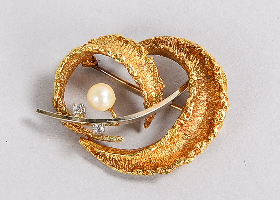 Brosche, 585 GG/WG (gestempelt), besetzt mit einzelner Perle und 2x kleinen Diamanten; Gewicht 8 g,